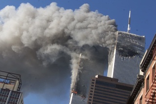 Na archívnej snímke z 11. septembra 2001 v New Yorku dym stúpa z dvojičiek Svetového obchodného centra v New Yorku (WTC).