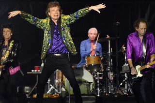Na archívnej snímke z 23. augusta 2019 členovia skupiny Rolling Stones, zľava Ron Wood, Mick Jagger, Charlie Watts a Keith Richards počas koncertu v Pasadene.