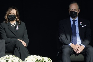Americká viceprezidentka Kamala Harrisová a jej manžel Douglas Emhpoff počas spomienkového ceremoniálu za cestujúcich a posádku letu č. 93