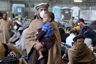 Evakuovaní afganskí utečenci čakajú v hangári na americkej leteckej základni v nemeckom meste Ramstein.