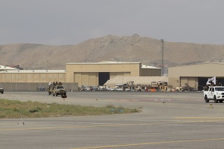 Kábulské letisko strážia elitné sily Talibanu, majú americké zbrane a uniformy.