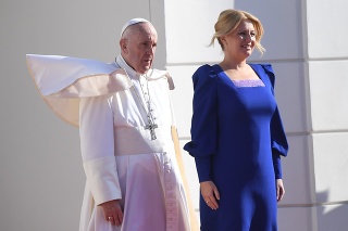 Pápež František a prezidentka SR Zuzana Čaputová počas privítacieho ceremoniálu v Prezidentskom paláci.