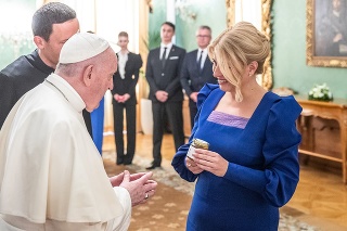 Vpravo prezidentka Čaputová v pondelok darovala pápežovi Františkovi (vľavo) symbolický peceň chleba, ale aj med z Prezidentskej záhrady. 