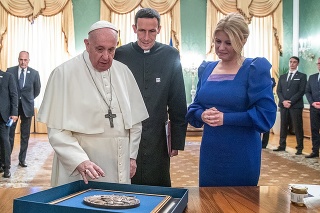 Vpravo prezidentka Čaputová a pápež František