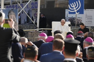 Pápež František na stretnutí so židovskou komunitou.