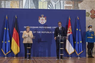 Nemecká kancelárka Angela Merkelová (vľavo) a srbský prezident Aleksandar Vučič počas spoločnej tlačovej konferencie v Belehrade v pondelok 13. septembra 2021.