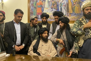 Taliban ohlásil víťazstvo z prezidentského paláca v Kábule.