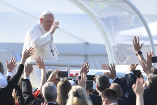 Na snímke  pápež František prichádza na pútnicke miesto v Šaštíne 15. septembra 2021.
