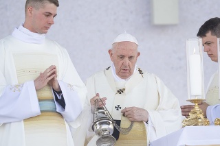 Na snímke pápež František počas svätej omše na otvorenom priestranstve pri Národnej svätyni v Šaštíne 15. septembra 2021. 