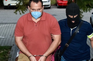 Na snímke zadržaný Pavol Ďurka prichádza v sprievode polície na Okresný súd (OS) Bratislava III, 15. septembra 2021 v Bratislave.