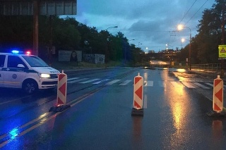 V Bratislave na Gagarinovej ulici zaplavilo podjazd,úsek je neprejazdný.