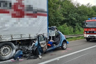 K nehode došlo na diaľnici D2 v smere z Lozorna do Malaciek.