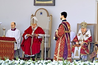 Arcibiskup Babjak (v krúžku)
bol pravdepodobne už nakazený
v prítomnosti pápeža