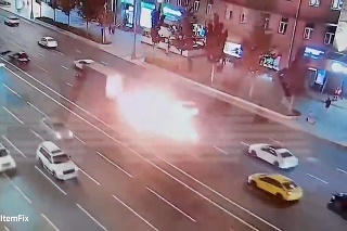 Motorka v plameňoch: Zrážka s úžitkovým vozidlom GAZelle v Moskve