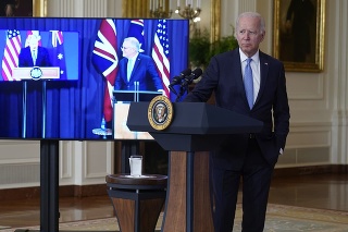 Americký prezident Joe Biden (vpravo) sleduje na obrazovke austrálskeho premiéra Scotta Morrisona (uprostred) a britského premiéra Borisa Johnsona počas spoločnej videokonferencie