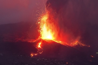 Výbuch sopky na kanárskom ostrove La Palma môže trvať tri mesiace.