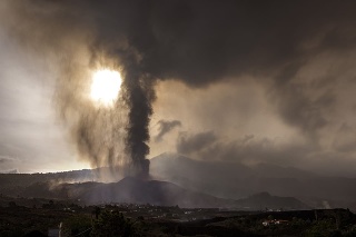 Úrady na La Palme evakuovali už takmer 7-tisíc ľudí, láva ničí domy, vinice i banánové plantáže.
