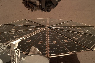 Pohľad z kamery namontovanej na sonde InSight.