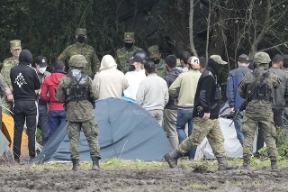 Poľské bezpečnostné sily blokujú migrantov uviaznutých na hranici s Bieloruskom v poľskom Usnarz Górny.