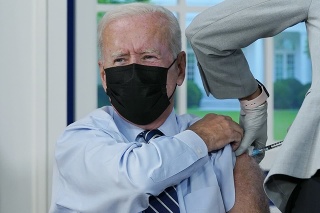 Americký prezident Joe Biden dostal tretiu dávku vakcíny proti COVID-19.