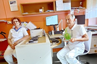Primár Ondrej Bobík so svojou zdravotnou
sestrou Máriou Fedorovou, ktorá je po
jeho boku v práci už 40 rokov.