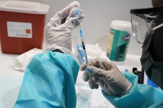 Zdravotníčka naťahuje do injekčnej striekačky vakcínu proti ochoreniiu Covid-19 od  konzorcia Pfizer/BioNTech počas očkovania v New Yorku.