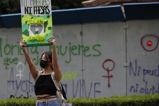 Žena s plagátom za dekriminalizáciu potratov v Mexico City.