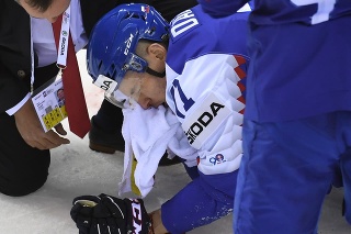 Na snímke zranený slovenský obranca Marek Ďaloga leží na ľadovej ploche.