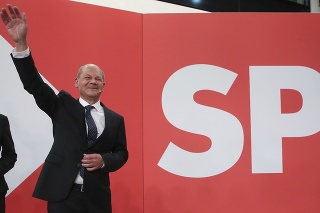 Kandidát Sociálnodemokratickej strany Nemecka (SPD) a minister financií Olaf Scholz máva po oznámení výsledkov exit pollov v Berlíne po nedeľňajších parlamentných voľbách v Nemecku 26. septembra 2021.