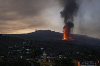 Sopka vybuchla na západnej strane ostrova so zhruba 85 000 obyvateľmi. 
