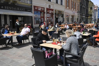 Hlavná ulica v Košiciach, otvorené vonkajšie letné terasy reštaurácií a ďalších podnikov 7. mája 2020.
