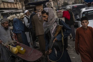Bojovník Talibanu počas hliadkovania na trhu v Kábule.