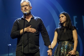 Dcéra Mária Dudáková a hudobník Yxo (Tomáš Dohňanský) prebrali za Petra Ďuďa Dudáka, speváka a skladateľa skupiny Hex ocenenie Zápis do Zlatej knihy 2019.