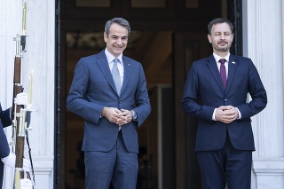 Grécky premiér Kyriakos Mitsotakis (vľavo) a slovenský premiér Eduard Heger pózujú počas stretnutia v Aténach