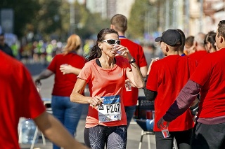 Pre každého maratónca majú v Košiciach dostatok občerstvenia. 