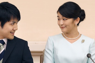 Na archívnej snímke z 3. septembra 2017 japonská princezná Mako a jej snúbenec Kei Komuro