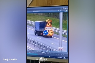 Ako sa to mohlo stať? Vodič nákladného vozidla si nevšimol dopravnú značku prác na ceste