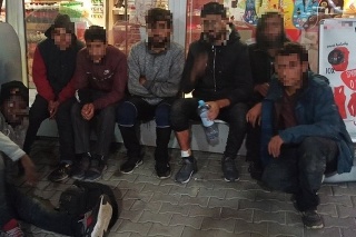 Na čerpacej stanici v Turčianskych Tepliciach našli migrantov. 