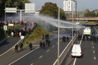 Poriadková polícia použila vodné delo aj slzotvorný plyn, aby rozohnala tisíce demonštrantov.