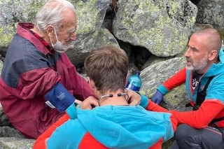 Zranenému dôchodcovi pomáhali horskí záchranári.