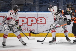 Na snímke zľava Ryan Culkin, Michel Miklík (obaja Capitals) a Philipp Lindtner (99ers) počas 42. kola hokejovej IHL iClinic Bratislava Capitals - Graz 99ers v Bratislave 2. februára 2021.