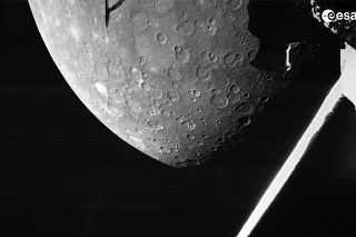 Krátermi pokrytá severná pologuľa Merkúra.
