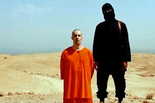 Vrahovia z Európy: Amerického žurnalistu Jamesa Wrighta Foleyho popravil v roku 2014 britský radikál Mohammed Emwazi prezývaný Jihadi John.