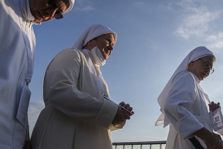  Na snímke mníšky čakajú na príchod pápeža Františka na pútnickom mieste v Šaštíne 15. septembra 2021.