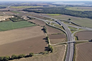 Otvorená križovatka ciest D4 a R7 v časti Bratislava-Juh umožnila obísť preťaženú Slovnaftskú ulicu a zrýchlila dopravu v meste.