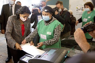 Gruzínska prezidentka Salome Zurabišviliová (uprostred vľavo) hádže svoj hlasovací lístok počas jej hlasovania vo voľbách do orgánov miestnej samosprávy.