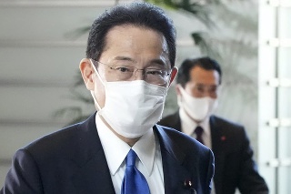 Nový japonský premiér Fumio Kišida prichádza do svojej rezidencie v Tokiu.