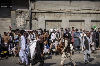 Afganci stoja v rade pred iránskym veľvyslanectvom požiadať o cestovné víza v Kábule