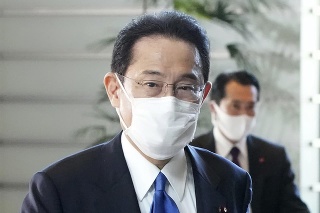 Nový japonský premiér Fumio Kišida prichádza do svojej rezidencie v Tokiu.