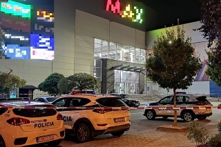 Pre podozrivý kufrík musela polícia evakuovať obchodné centrum v Trenčíne.
